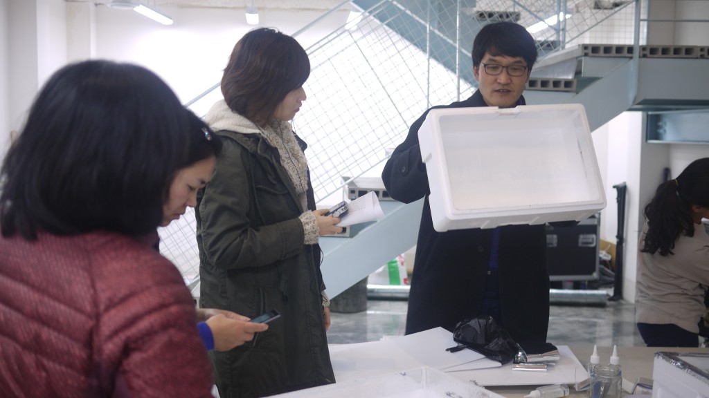 스티로폼 박스 구조에 대해 설명하는 이재열 선생님