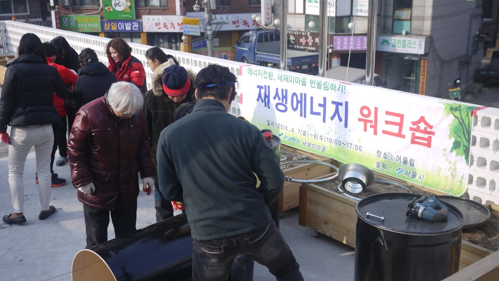 추운 날씨에도 제작에 여념이 없는 참가자분들