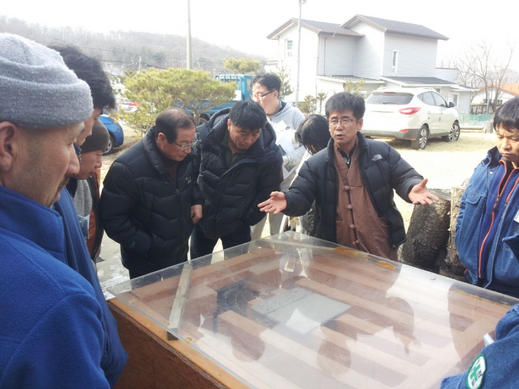 구들모형을 보고 설명하는 모습