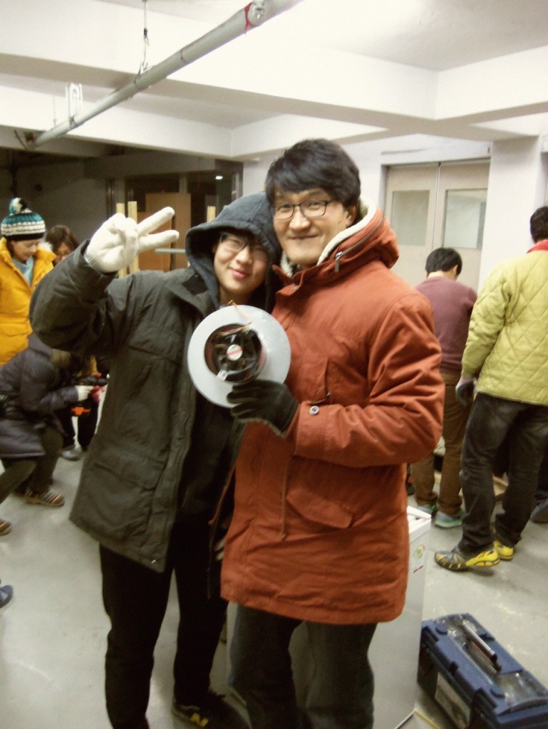 공기 흐름을 만들어 줄 펜을 만든 성미산 학생과 이재열 선생님